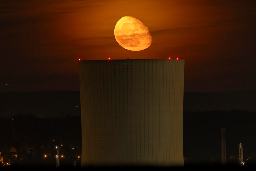 La luna sorge sopra il reattore di una centrale nucleare nei pressi di Herten, in Germania, il 7 aprile 2026. Mentre la luna sorge sulla Germania, l'equipaggio di Artemis II orbita attorno alla Luna a bordo della capsula Orion. EPA/CHRISTOPHER NEUNDORF epaselect epa12872698 (Epa)