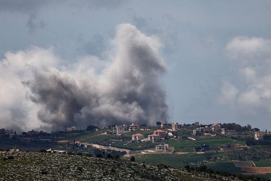 Una colonna di fumo si alza in seguito a un raid aereo in Libano, vista dal lato israeliano del confine (REUTERS)