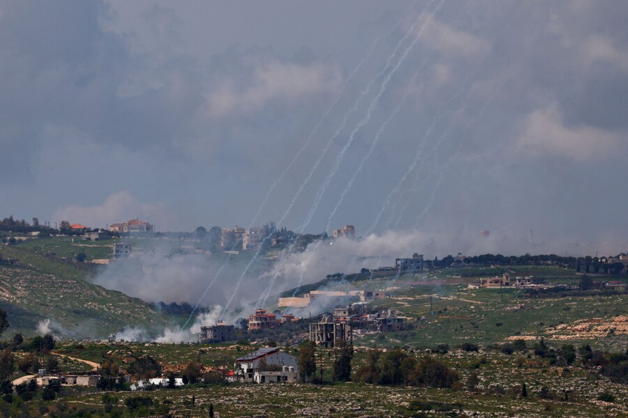 Fumo si alza in seguito a un bombardamento di artiglieria in Libano, visto dal lato israeliano del confine (REUTERS)