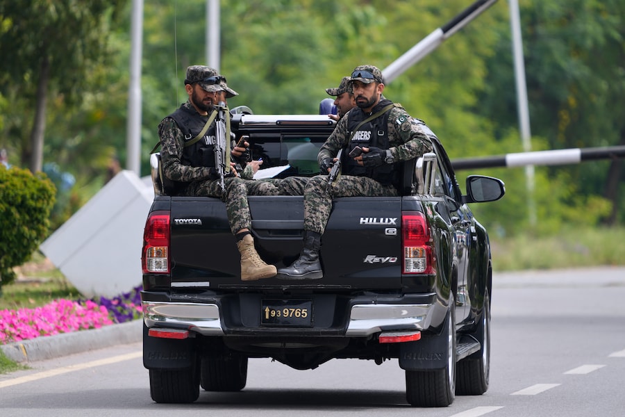 Soldati paramilitari pattugliano la zona per garantire la sicurezza in vista dei colloqui tra Stati Uniti e Iran, a Islamabad, Pakistan (APN)