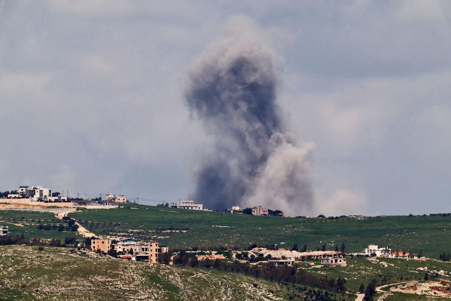 Una colonna di fumo si alza in seguito a un raid aereo in Libano, vista dal lato israeliano del confine (REUTERS)