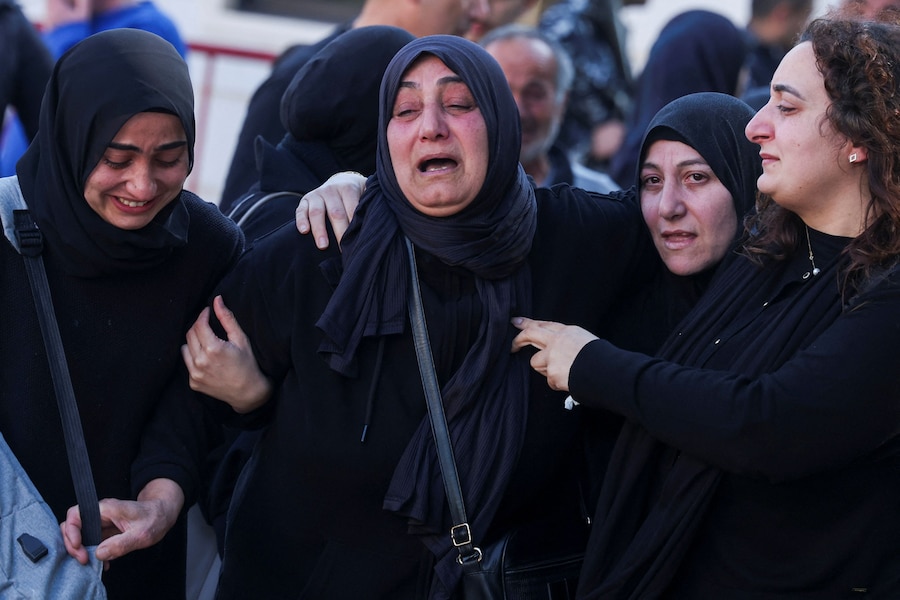 I partecipanti al lutto si disperano durante la cerimonia di accoglienza delle salme dei membri delle forze di sicurezza statali libanesi uccisi negli attacchi israeliani a Nabatieh a Sidone, Libano (REUTERS)
