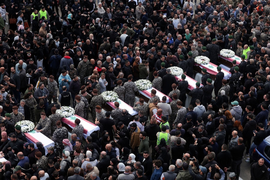 I partecipanti al funerale prendono parte alla cerimonia di accoglienza delle salme dei membri delle forze di sicurezza statali libanesi uccisi negli attacchi israeliani su Nabatieh a Sidone, in Libano (REUTERS)