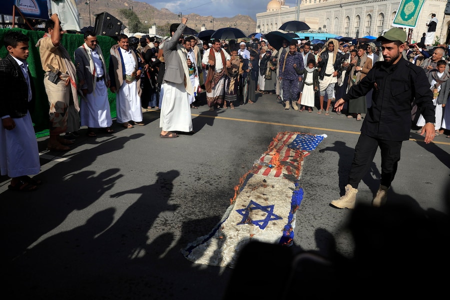 I sostenitori degli Houthi danno fuoco alle bandiere degli Stati Uniti e di Israele durante una manifestazione di solidarietà con l’Iran in seguito all’accordo di cessate il fuoco tra Stati Uniti e Iran, a Sana’a, Yemen (EPA)