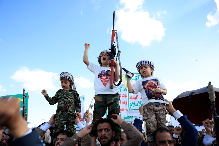 Giovani sostenitori Houthi gridano slogan durante una manifestazione di solidarietà con l’Iran in seguito all’accordo di cessate il fuoco tra Stati Uniti e Iran, a Sana’a, Yemen (EPA)