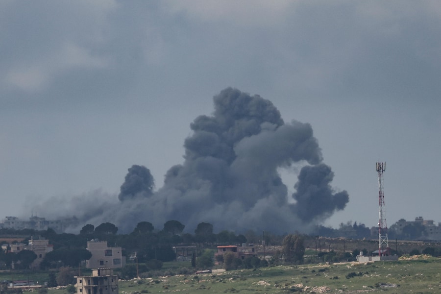 Il fumo si alza a seguito di un attacco aereo israeliano sul villaggio di Bent Jbeil, nel Libano meridionale, visto dal lato israeliano del confine (EPA)