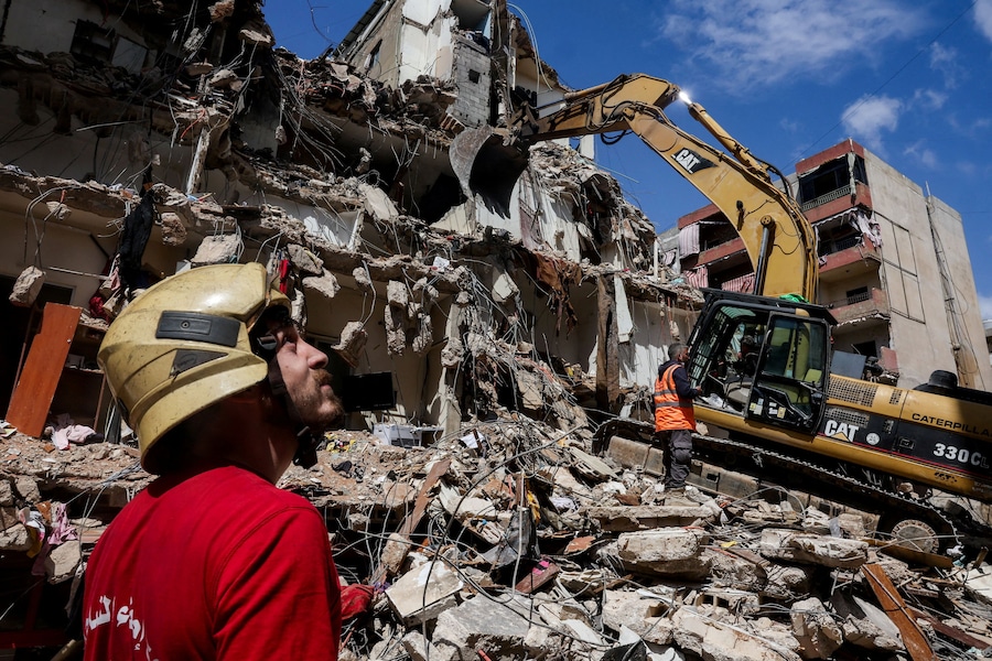 I soccorritori, coadiuvati da macchinari pesanti, lavorano sul luogo di un attacco israeliano nella periferia meridionale di Beirut, in Libano (REUTERS)