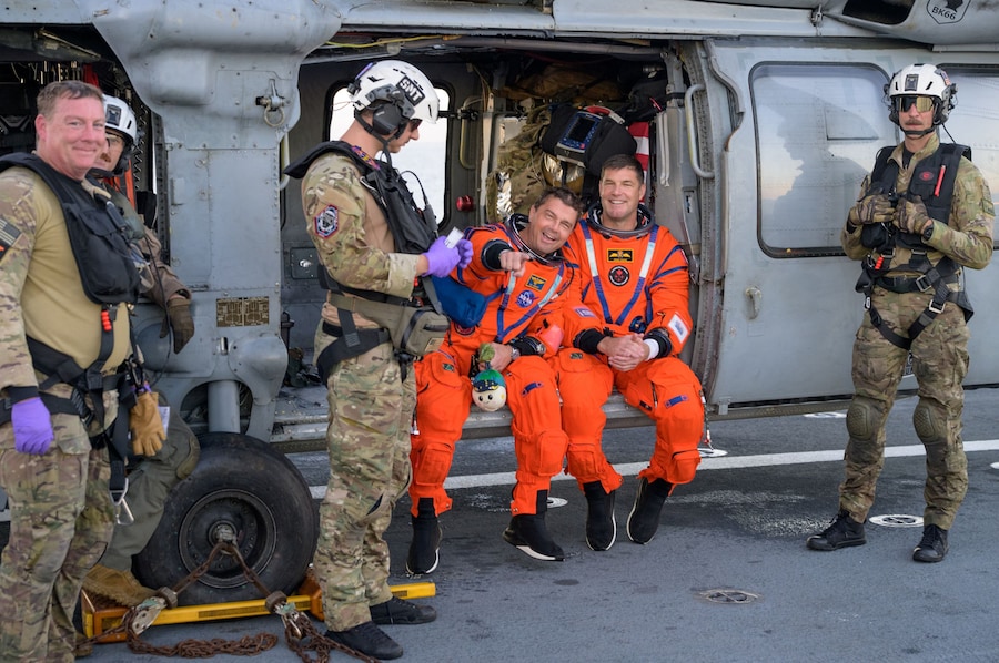 L’astronauta della NASA Reid Wiseman, comandante della missione Artemis II, e l’astronauta della CSA (Agenzia Spaziale Canadese) Jeremy Hansen, specialista di missione della missione Artemis II (via REUTERS)