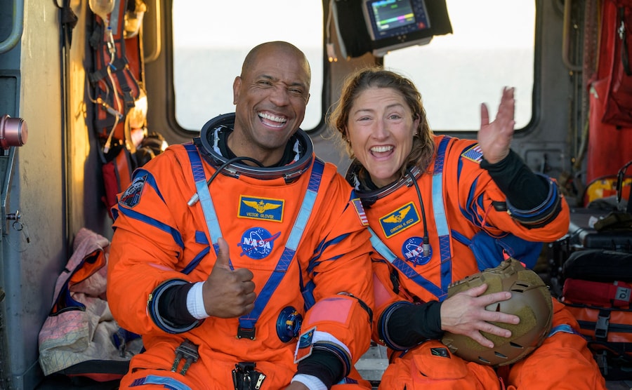 L’astronauta dell’ASA Victor Glover, pilota della missione Artemis II, e l’astronauta della NASA Christina Koch, specialista di missione della missione Artemis II (via REUTERS)