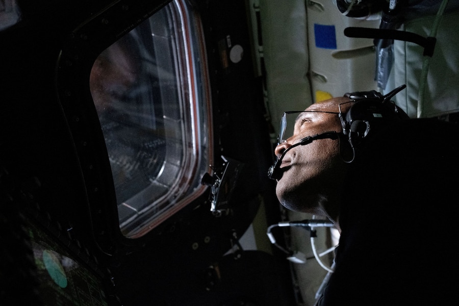 L’astronauta della NASA e pilota della missione Artemis II, Victor Glover, nella navicella spaziale Orion (via REUTERS)