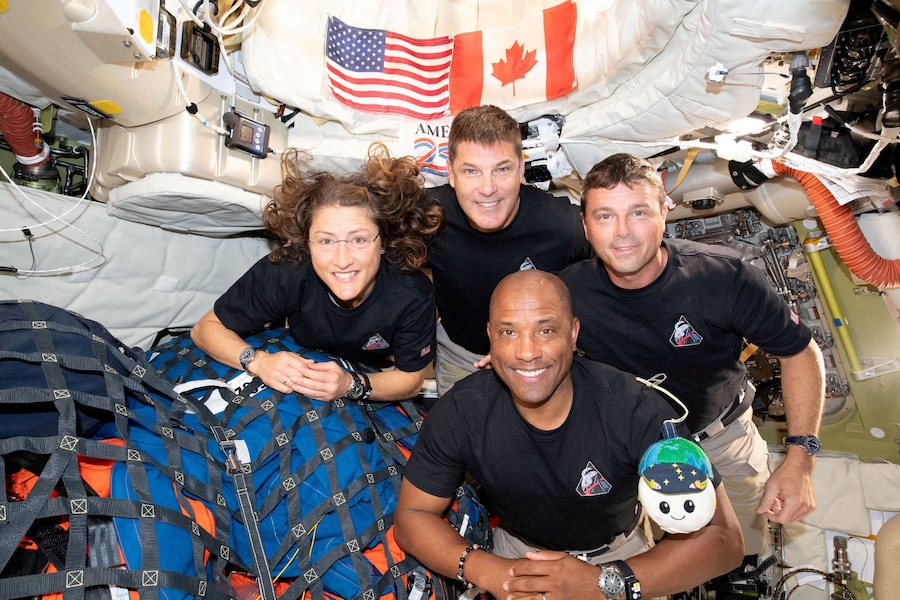 L’equipaggio della missione Artemis II della NASA, composto dalla specialista di missione Christina Koch e dallo specialista di missione Jeremy Hansen, dal comandante Reid Wiseman e dal pilota Victor Glover, posa per una foto di gruppo all’interno della navicella spaziale Orion (via REUTERS)