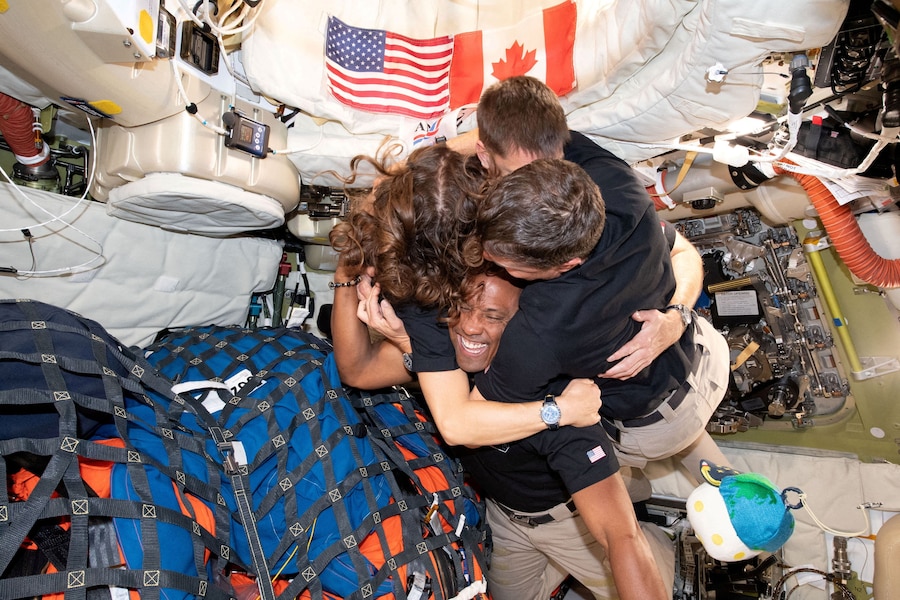 L’equipaggio della missione Artemis II della NASA, composto dalla specialista di missione Christina Koch e dallo specialista di missione Jeremy Hansen, dal comandante Reid Wiseman e dal pilota Victor Glover, si abbraccia all’interno della navicella spaziale Orion durante il viaggio di ritorno dopo un sorvolo del lato nascosto della Luna (via REUTERS)