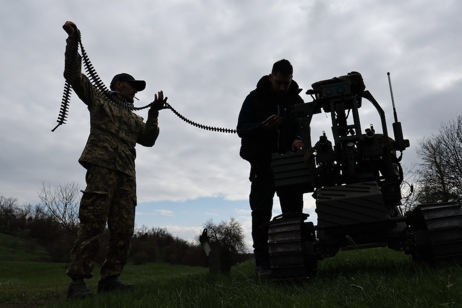 Militari ucraini caricano munizioni in una mitragliatrice montata su un drone da combattimento terrestre durante un’esercitazione presso il poligono nella regione di Zaporizhzhia, in Ucraina (APN)