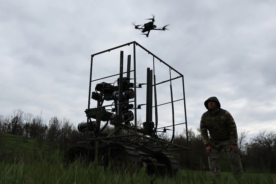 In questa foto, fornita dall’ufficio stampa della 65ª Brigata Meccanizzata ucraina il 10 aprile 2026, un militare ucraino osserva il decollo di un drone FPV durante un’esercitazione presso il poligono di tiro nella regione di Zaporizhzhia, in Ucraina (APN)