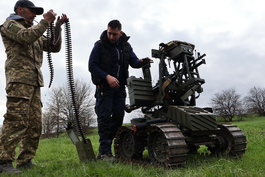 Militari ucraini caricano munizioni in una mitragliatrice montata su un drone da combattimento terrestre durante un’esercitazione presso il poligono nella regione di Zaporizhzhia, in Ucraina (APN)