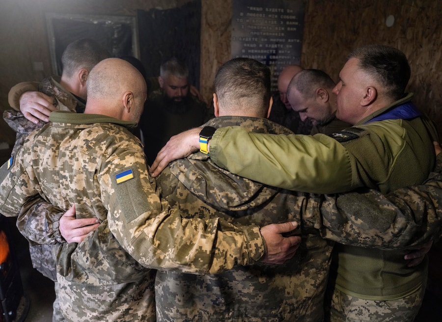 Una foto diffusa dall’ufficio stampa della 93ª Brigata Meccanizzata Separata delle Forze Armate ucraine mostra i militari della 93ª Brigata Meccanizzata Separata Kholodnyi Yar mentre partecipano a una cerimonia congiunta di preghiera e comunione per i militari ucraini in una stanza allestita come una piccola chiesa vicino a Sloviansk, nell’Oblast di Donetsk, in Ucraina (EPA)