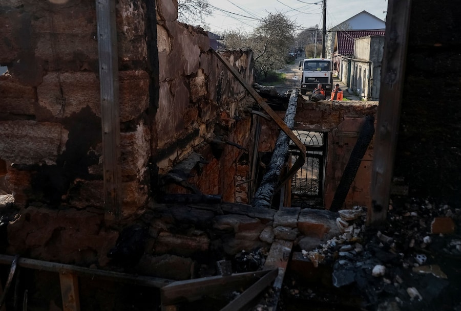 Operai comunali si trovano sul luogo in cui un edificio è stato colpito da un attacco di un drone russo a Odessa, Ucraina (REUTERS)