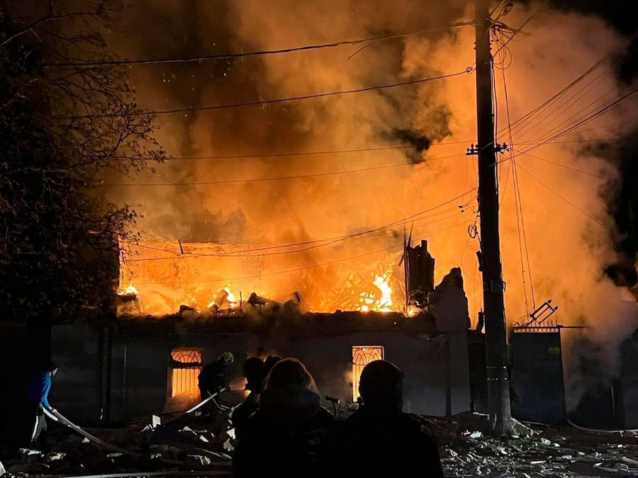 Una foto diffusa dal canale Telegram ufficiale del capo dell’Amministrazione militare della città di Odessa, Serhiy Lysak, mostra i soccorritori ucraini al lavoro sul luogo di un attacco di droni russi in una zona residenziale di Odessa, Ucraina (EPA)