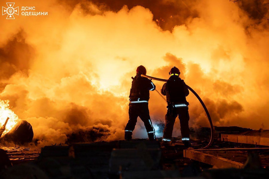 Una foto diffusa dal Servizio statale di emergenza ucraino (SES) mostra i soccorritori ucraini al lavoro sul luogo di un attacco di droni russi in una zona residenziale di Odessa, Ucraina (EPA)