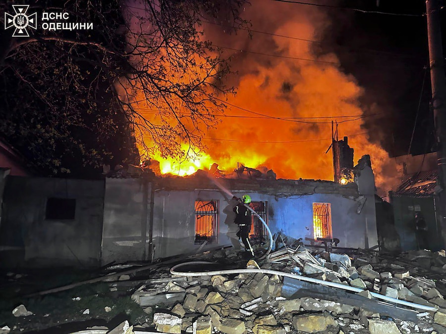 Conseguenze di un attacco di droni russi in una zona residenziale di Odessa, Ucraina (EPA)