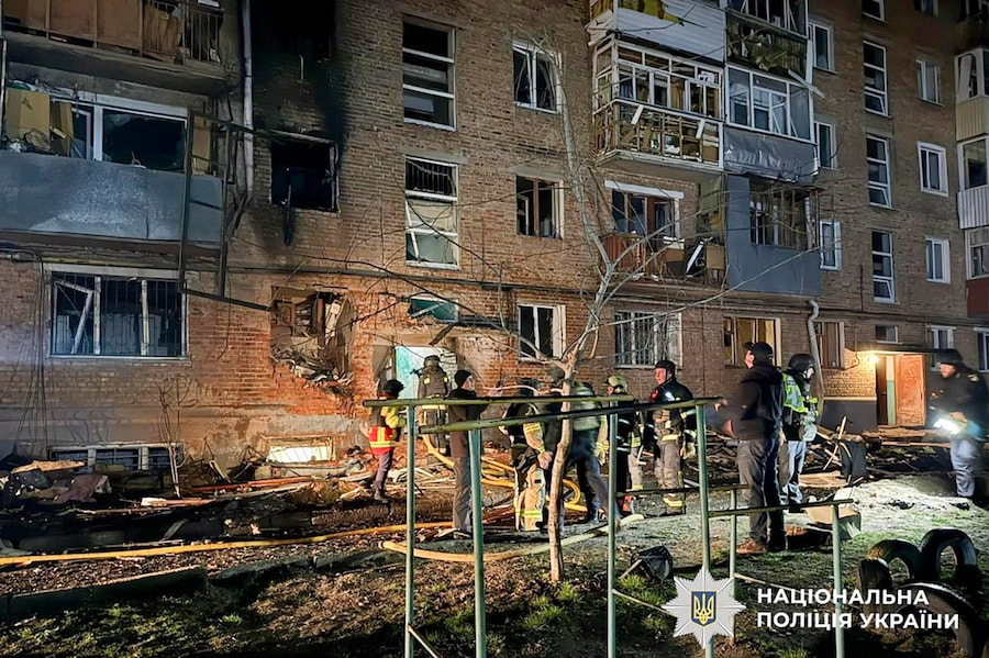 Una foto diffusa dalla Polizia Nazionale dell’Ucraina mostra i soccorritori ucraini al lavoro sul luogo di un attacco di droni russi in una zona residenziale di Sumy, in Ucraina (EPA)