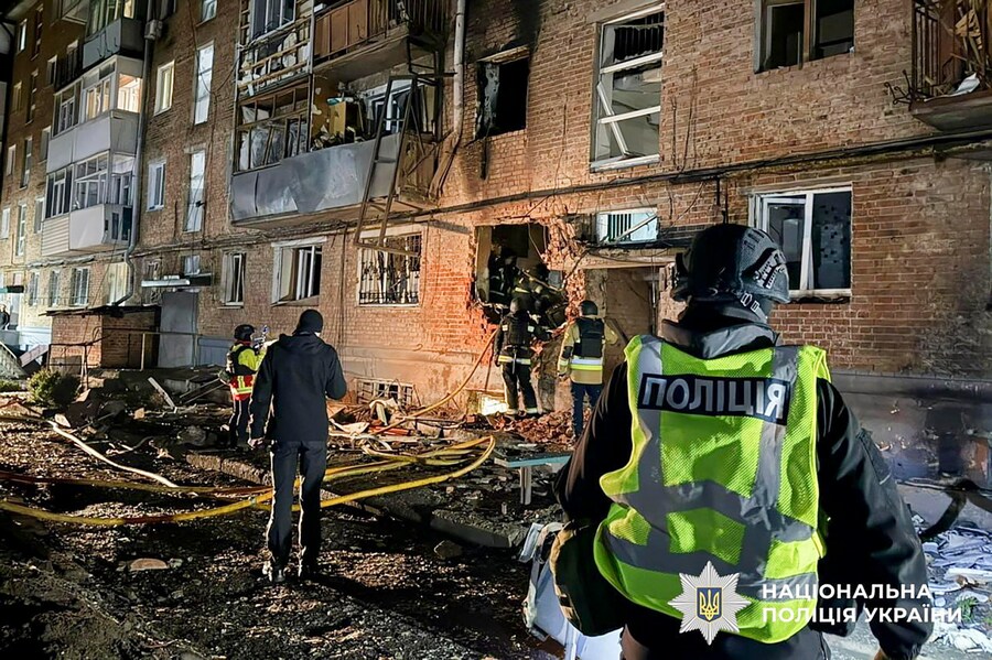 Una foto diffusa dalla Polizia Nazionale dell’Ucraina mostra i soccorritori ucraini al lavoro sul luogo di un attacco di droni russi in una zona residenziale di Sumy, in Ucraina (EPA)