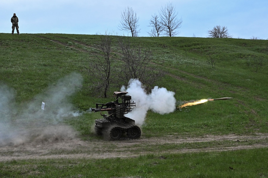 Militari ucraini sparano con un lanciagranate RPG-7 montato su un veicolo terrestre senza pilota durante un test in un campo di addestramento vicino alla linea del fronte nella regione di Zaporizhzhia, Ucraina (REUTERS)