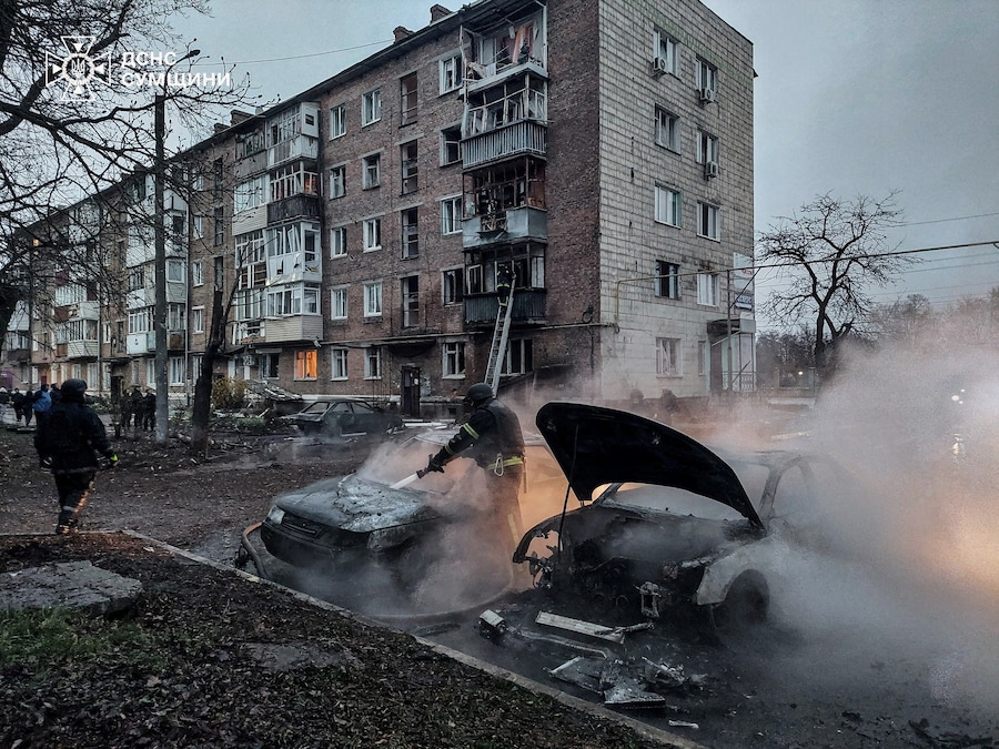 Un vigile del fuoco lavora sul luogo di un attacco di droni russi vicino alla città di Konotop, nella regione di Sumy, Ucraina (via REUTERS)
