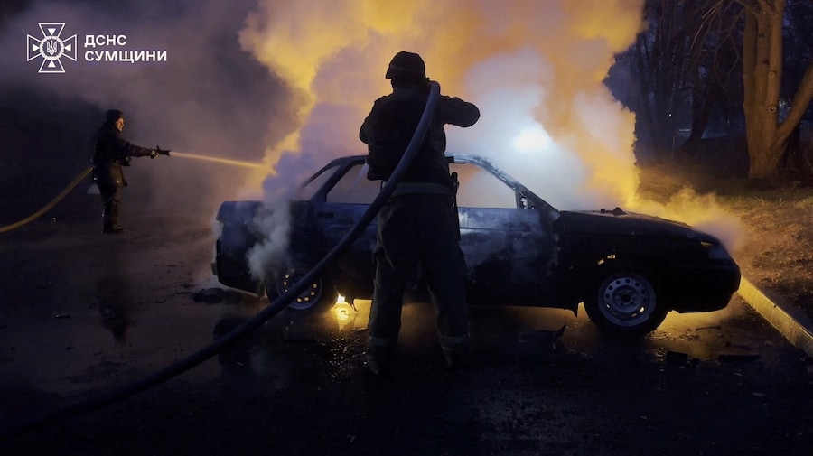 Vigili del fuoco al lavoro sul luogo di un attacco di droni russi vicino alla città di Konotop, nella regione di Sumy, Ucraina (via REUTERS)