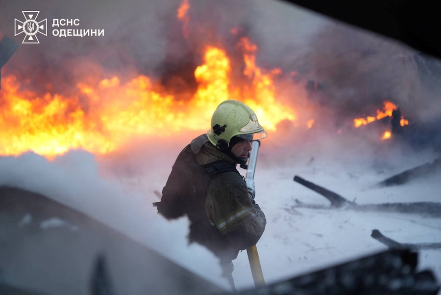 Un vigile del fuoco lavora presso un’infrastruttura colpita da attacchi di droni russi nella regione di Odessa, Ucraina (via REUTERS)