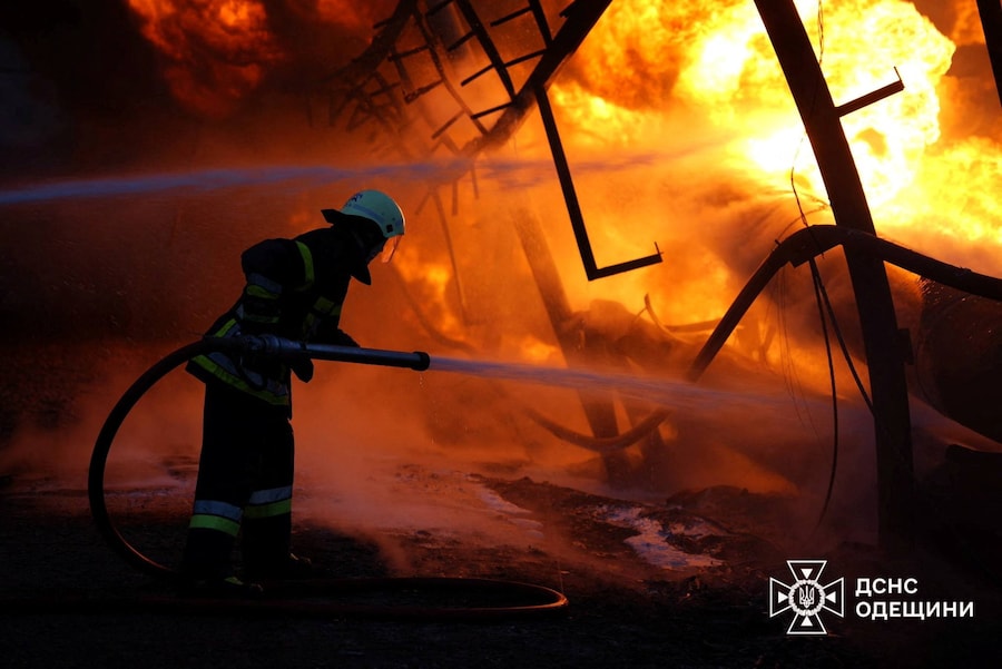Un vigile del fuoco lavora presso un’infrastruttura colpita da attacchi di droni russi nella regione di Odessa, Ucraina (via REUTERS)