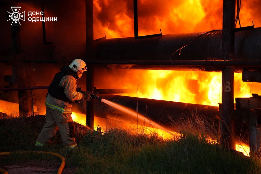 Un vigile del fuoco lavora presso un’infrastruttura colpita da attacchi di droni russi nella regione di Odessa, Ucraina (via REUTERS)