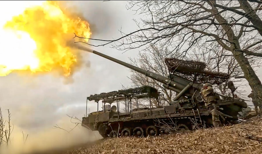 Militari russi sparano con un cannone semovente “Malka” in una località non specificata in Ucraina (EPA)