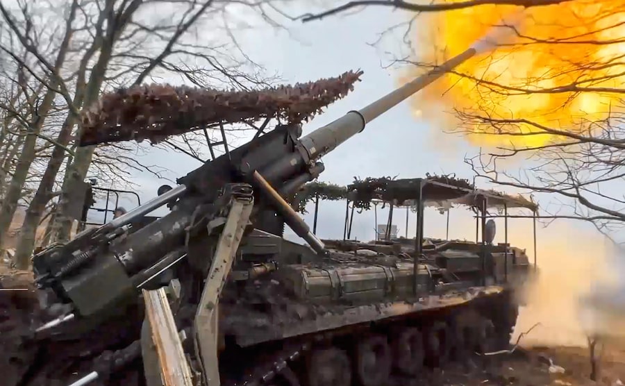 Militari russi sparano con un cannone semovente “Malka” in una località non specificata in Ucraina (EPA)