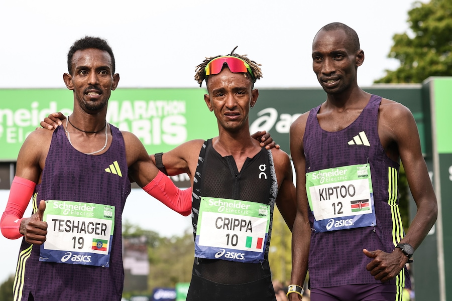 Bayelig Teshager, seconda classificata dall’Etiopia (a sinistra), Yemaneberhan Crippa, prima classificata dall’Italia (al centro), e Sila Kiptoo, terza classificata dal Kenya (a destra) (EPA)