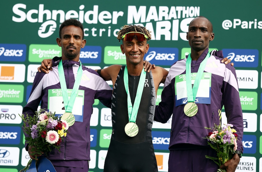 L’italiano Yemaneberhan Crippa festeggia sul podio dopo aver vinto la gara élite maschile insieme all’etiope Bayelig Teshager, secondo classificato, e al keniano Sila Kiptoo, terzo classificato (REUTERS)
