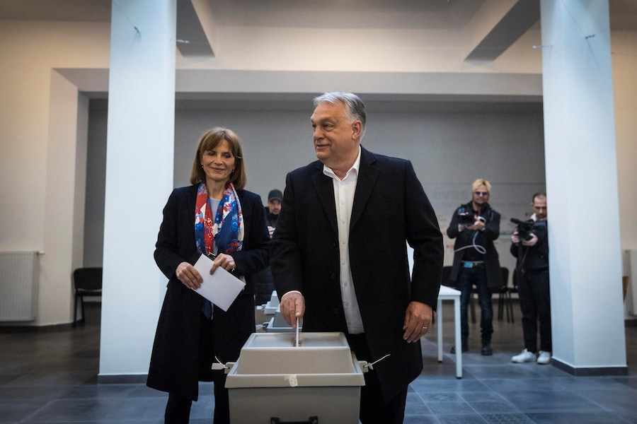 II Primo Ministro ungherese Viktor Orban (a destra), leader e candidato alla carica di Primo Ministro del partito di governo Fidesz, e sua moglie, Aniko Levai (a sinistra) (EPA)