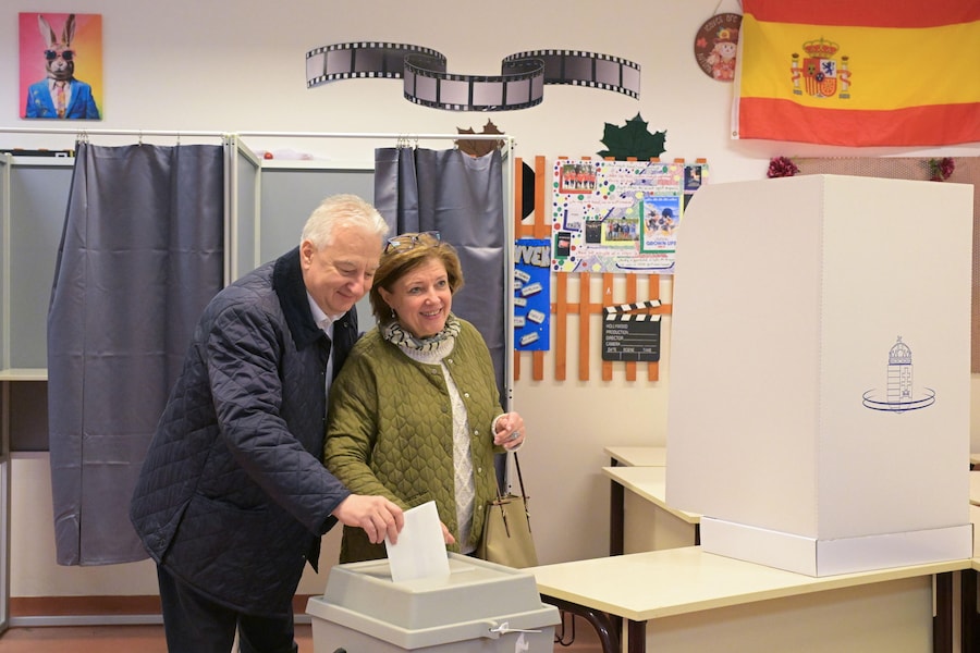 Il vice primo ministro ungherese e presidente del partito di governo minore, il Partito Popolare Cristiano Democratico (KDNP), Zsolt Semjen (a sinistra), e sua moglie, Gabriella Semjenne Menus (EPA)