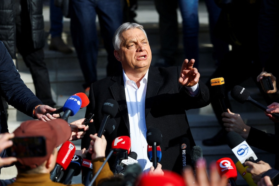 Il primo ministro ungherese Viktor Orbán parla con i giornalisti dopo aver votato (REUTERS)