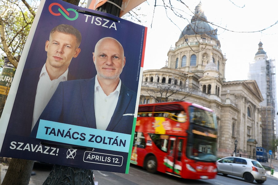Un cartello elettorale del partito Tisza mostra il leader del partito Peter Magyar e il membro del partito Zoltan Tanacs (REUTERS)