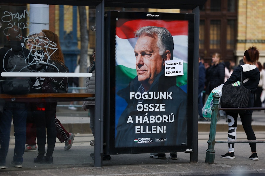 Un manifesto elettorale raffigurante il primo ministro ungherese Viktor Orbán (REUTERS)