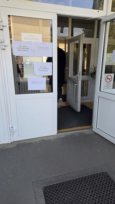 Scuola Dezso Kosztolanyi di via Ifjumunkas, a Budapest. Seggi 48 e 49