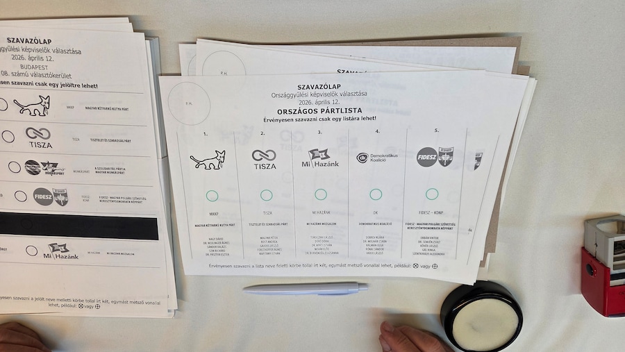 Scuola Dezso Kosztolanyi di via Ifjumunkas, a Budapest. Seggi 48 e 49. Le schede sono due: una del proporzionale (orizontale) e l’altra dell’uninominale maggioritario.