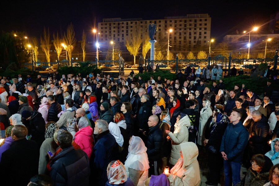 I fedeli si radunano davanti a una cattedrale per partecipare a una funzione pasquale ortodossa nel contesto del conflitto tra Russia e Ucraina a Donetsk, città ucraina sotto il controllo russo, il 12 aprile 2026. REUTERS/Alexander Ermochenko (REUTERS)