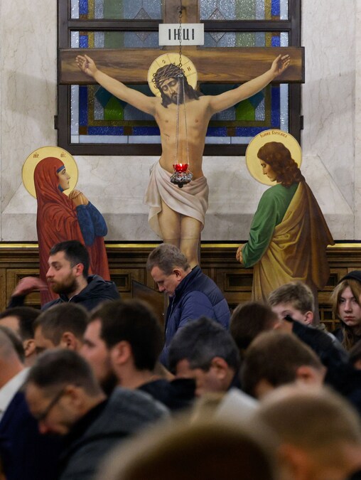 I fedeli assistono a una funzione pasquale ortodossa in una cattedrale a Donetsk, città ucraina sotto il controllo russo, l'11 aprile 2026, nel contesto del conflitto tra Russia e Ucraina. REUTERS/Alexander Ermochenko (REUTERS)