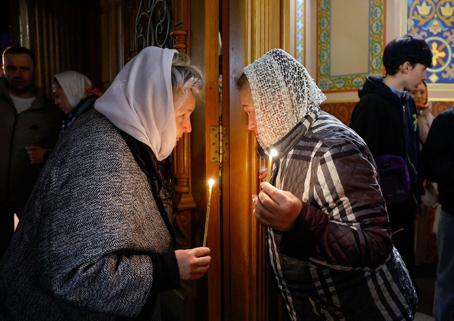 I fedeli partecipano a una funzione pasquale ortodossa in una cattedrale a Donetsk, città ucraina sotto il controllo russo, l'11 aprile 2026, nel contesto del conflitto tra Russia e Ucraina. REUTERS/Alexander Ermochenko (REUTERS)
