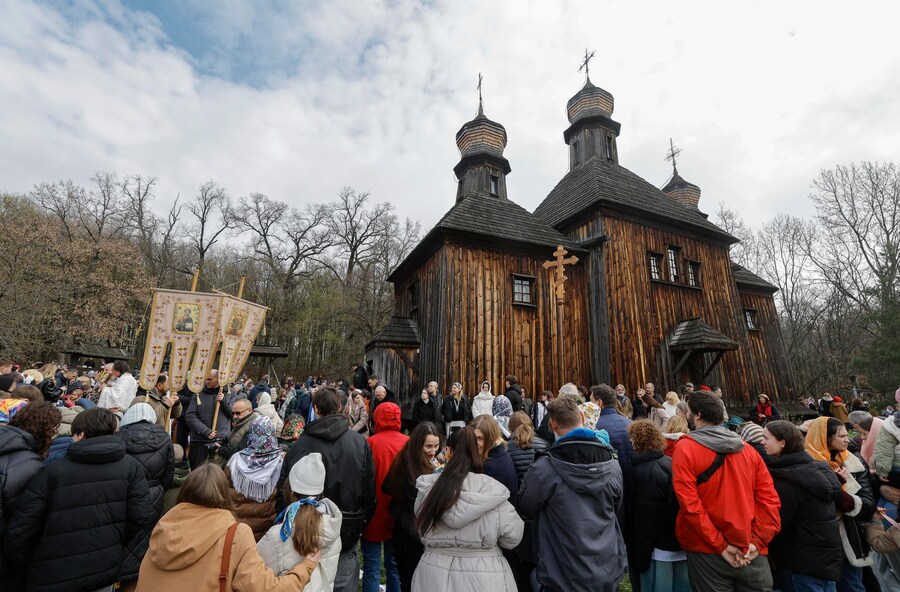 I fedeli ucraini si riuniscono per celebrare la Pasqua nei pressi della chiesa dell'Arcangelo San Michele, all'interno del Museo di Architettura Popolare ed Etnografia nel villaggio di Pyrohovo, vicino a Kiev, Ucraina, il 12 aprile 2026, mentre è in corso l'invasione russa. EPA/SERGEY DOLZHENKO (EPA)