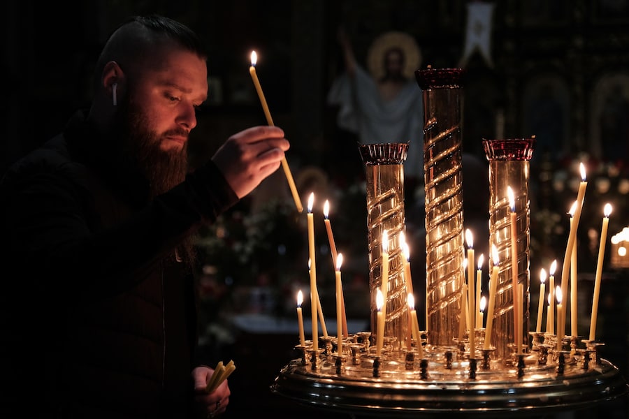 Celebrazioni pasquali ortodosse a Kramatorsk, Donetsk, Ucraina, 12 aprile 2026. Quest’anno sono molto meno numerose le persone che si sono recate in chiesa per far benedire i propri cesti pasquali, poiché la città di Kramatorsk si trova a meno di 15 chilometri dalle truppe russe ed è sottoposta a un duro assedio con bombardamenti quotidiani, che hanno portato all’evacuazione dei civili. EPA/Mar (EPA)