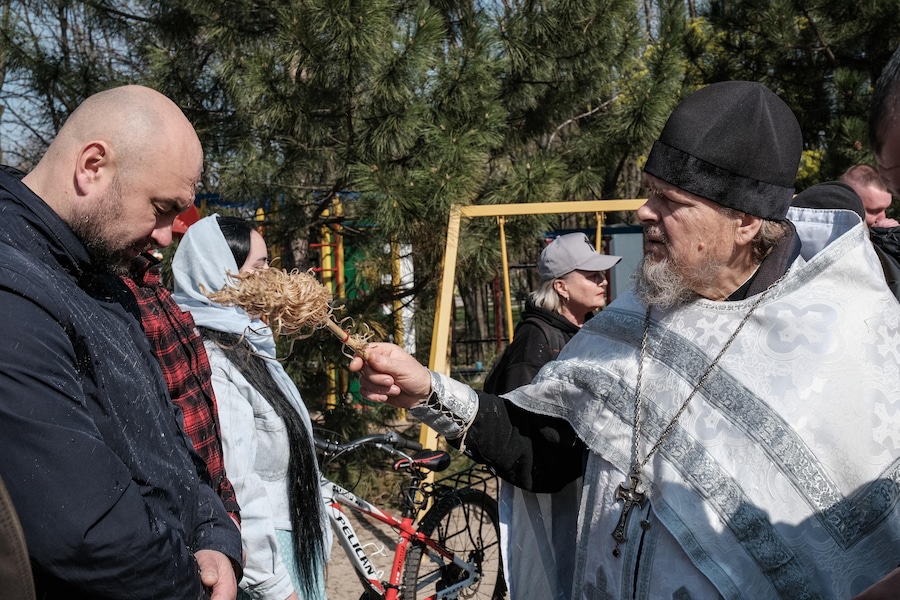Celebrazioni pasquali ortodosse a Kramatorsk, Donetsk, Ucraina, 12 aprile 2026. Quest’anno sono molto meno numerose le persone che si sono recate in chiesa per far benedire i propri cesti pasquali, poiché la città di Kramatorsk si trova a meno di 15 chilometri dalle truppe russe ed è sotto un pesante assedio con bombardamenti quotidiani, che hanno portato all’evacuazione dei civili. EPA/Mar (EPA)