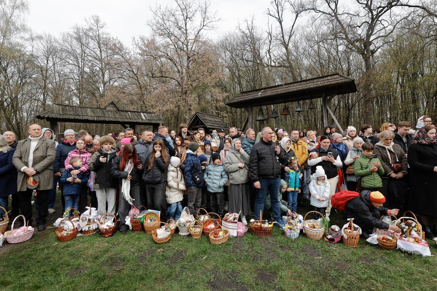 I fedeli ucraini si riuniscono per celebrare la Pasqua nei pressi della chiesa dell'Arcangelo San Michele, all'interno del Museo di Architettura Popolare ed Etnografia nel villaggio di Pyrohovo, vicino a Kiev, Ucraina, il 12 aprile 2026, mentre è in corso l'invasione russa. EPA/SERGEY DOLZHENKO (EPA)